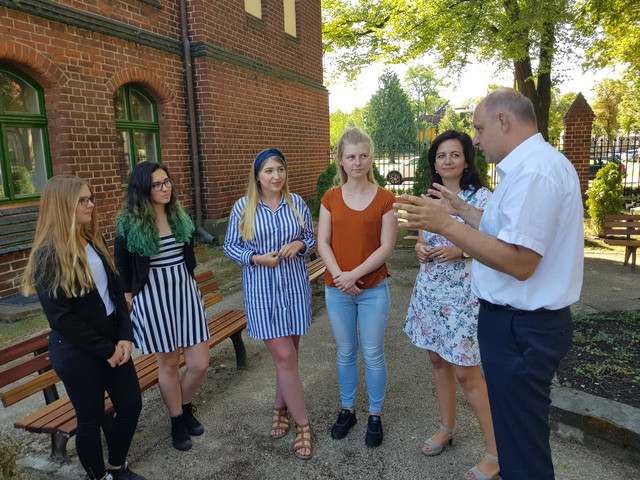 Landrat (rechts im Bild) im Gespräch mit den Azubis aus Siegen-Wittgenstein, Julia Grün und Celine Krämer, ihren Patinnen Alice Babi und Anna Pollack sowie Ausbildungsleiterin Susanne Klaus (v.l.), © Landkreis Havelland