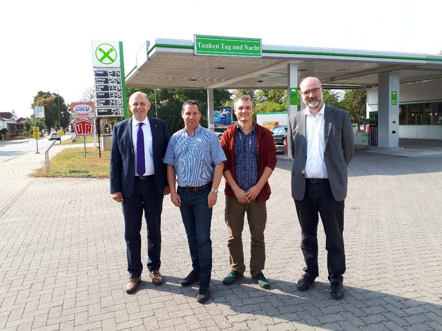 Landrat Roger Lewandowski besichtigte die umgerüstete Tankstelle mit dem Rhinower Bürgermeister Stefan Schneider, Andreas Karle, Niederlassungsleiter der BARO Lagerhaus GmbH in Rhinow, und Jens Aasmann, Amtsdirektor von Rhinow.