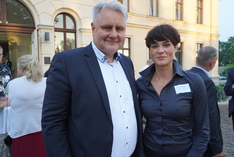 Eine kleine Gruppe steht vor dem Schloss Ribbeck - Klick öffnet Bildbetrachter