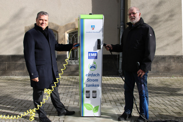 Dr. Jens Horn und Dr. Henning Kellner tanken Strom an der neuen E-Ladesäule vor dem Kreishaus in Nauen.