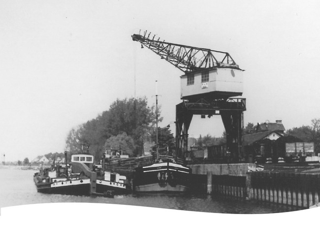 Eine historische Aufnahme zeigt den Hafen in Premnitz mit einem großen Kran zum Be- und Entladen von Schiffen