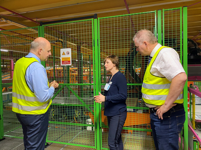 Standortleiterin Katrin Stiemer zeigt Landrat Roger Lewandowski (l.) und Bürgermeister Holger Schreiber das DM-Verteilzentrum © Landkreis Havelland