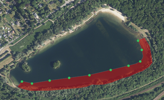 Luftaufnahme des Nymphensees mit Kennzeichung des Schutzbereichs in rot - Klick öffnet Bildbetrachter