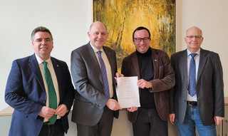 Klick öffnet Bildbetrachter; 4 Männer