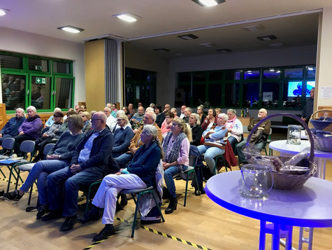 Eine Gruppe von Menschen von hinten zu sehen, wie sie einer Filmvorführung verfolgen