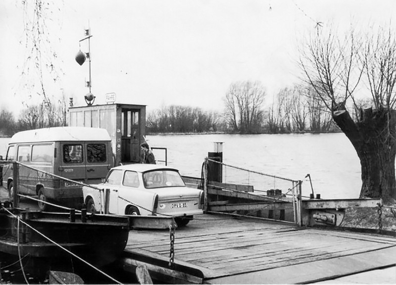 Die Fähre in Ketzin setzt über die Havel - die Stadt Ketzin stellt für die Ausstellung und Broschüre eine historische Aufnahme. 