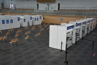 Aufnahme aus der Stadthalle Falkensee, in der das Impofzentrum aufgebaut wurde.