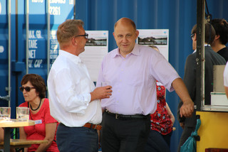 Landrat Roger Lewandowski (rechts) im Austausch mit dem Premnitzer Bürgermeister Ralf Tebling beim „Come-together“.