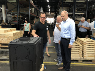 Landrat Roger Lewandowski (rechts) im Gespräch mit Rowa-Betriebsleiter Dirk Konchak (links) und Rathenows Bürgermeister Ronald Seeger.