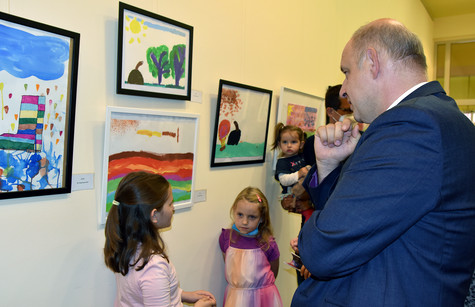 Ausstellungseröffnung im Kulturzentrum Rathenow: Der Landrat Roger Lewandowski im Gespräch mit den kleinen Künstlerinnen des Ersten Kinderkunstsymposiums. 