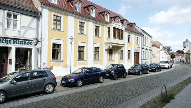 Modernes Wohnen in alten, sanierten Bauten der Gründerzeit, Teile der Altstadt Naues konnten bewahrt werden. Die Goethestraße wurde passend dazu saniert 