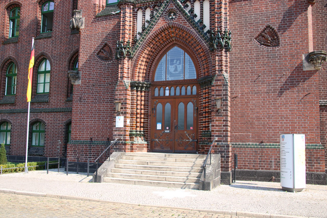 Der Haupteingang zum Kreishaus in Rathenow bleibt ab Dienstag, 11. Juni 2019, bis voraussichtlich Ende September 2019 verschlossen.