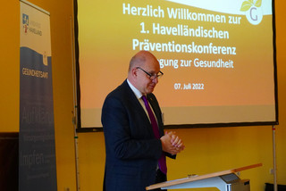 Der Landrat steht an einem Pult und redet - Klick öffnet Bildbetrachter