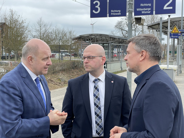 Die drei Landräte stehen auf einem Bahnsteig und unterhalten sich - Klick öffnet Bildbetrachter
