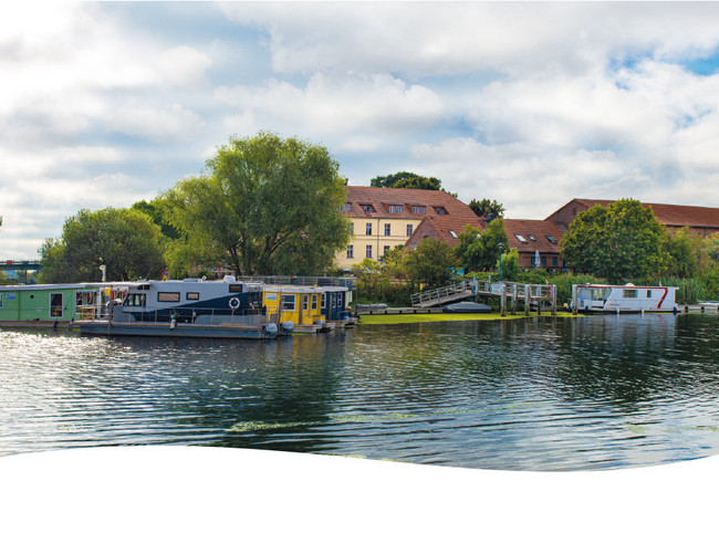 Der Gutskomplex in Milow beherbergt verschiedene Einrichtungen. Senioren wohnen hier im Idyllischen, eine Gaststätte lädt zum genussvollen Speisen ein, die Gemeindebibliothek, ein Gemeinderaum und Wohnraum sind vorhanden, das Naturparkzentrum mit einer Ausstellung sowie eine Steganalge laden Touristen ein.