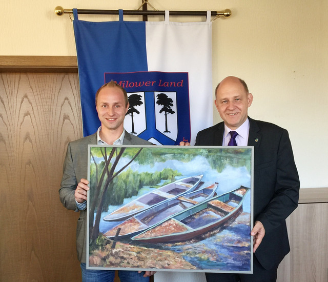 Landrat überreicht Felix Menzel ein Gemälde als Dauerleihgabe, ©Landkreis