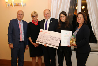 Landrat Roger Lewandowski (Mitte), die Kreistagsvorsitzende Barbara Richstein (rechts) sowie Inka Walter und Uwe Borges von der MBS (links) mit Preisträgerin Maia-Tea Kubish aus Falkensee.