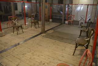 In einem Raum stehen leere Stühle, jeweils in einigem Abstand.