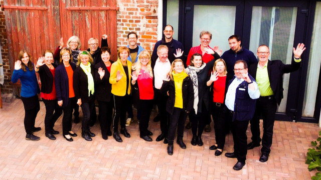 Klick öffnet Bildbetrachter - eine Gruppe von erwachsenen Personen