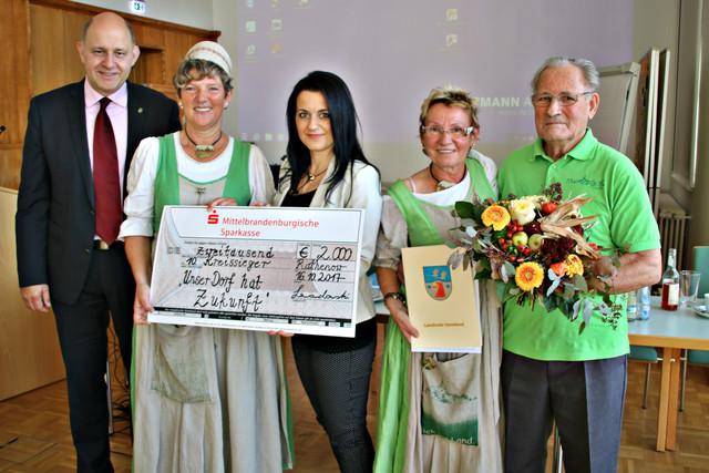 Foto: Landrat, Gudrun Lewwe, Ortsvorsteherin von Garlitz, (2.v.l) und ihre Mitstreiter sowie Ilka Lenke, Amtsdirektorin (3.v.l.)