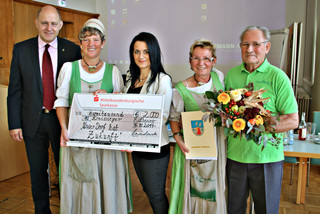 Foto: Landrat, Gudrun Lewwe, Ortsvorsteherin von Garlitz, (2.v.l) und ihre Mitstreiter sowie Ilka Lenke, Amtsdirektorin (3.v.l.)