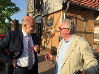 Landrat (links im Bild) im Gespräch mit Frank Havemann, Leiter der Öffentlichkeitsarbeit der Karls Markt OHG und Referent des 11. Regionalforums der KAG.