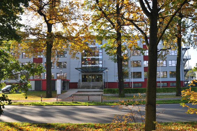 Das Medienzentrum Havelland hat seinen Sitz in der Bammer Landstraße 10. In diesem Gebäude findet sich auch das Oberstufenzentrum des Landkreises und die Volkshochschule.