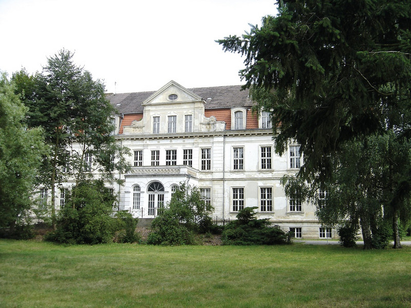 Eine Schwarz-Weiß-Aufnahme zeigt das Schloss in Ribbeck im unsanierten Zustand