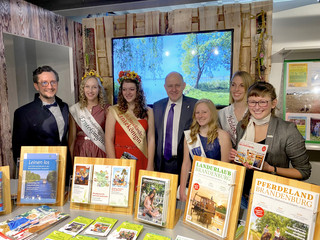 Landrat Roger Lewandowski (Mitte) bei seinem Rundgang in der Brandenburg-Halle der Grünen Woche.