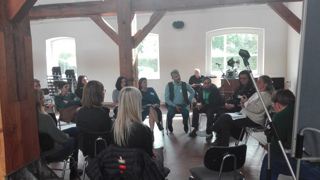 Klick öffnet Bildbetrachter; eine Gruppe von Erwachsenen tauscht sich aus