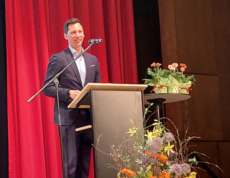 Klick öffnet Bildbetrachter; Mann am Rednerpult