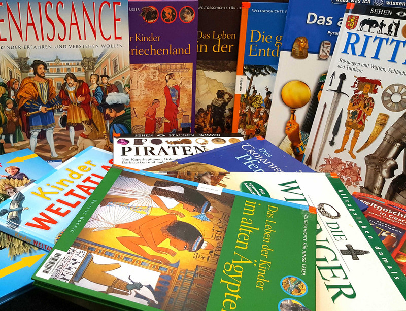 Beispiel Geschichte: Medienboxen zu verschiedenen Themen können in der Bammer Landstraße 10 von Lehrenden geliehen werden