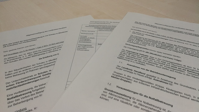 Das Bild zeigt die zwei neuen Allgemeinverfügungen des Landkreises Havelland auf einem Tisch liegend.