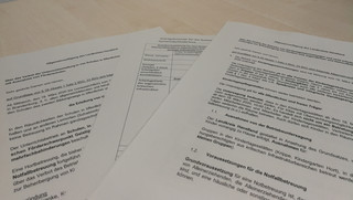 Das Bild zeigt die zwei neuen Allgemeinverfügungen des Landkreises Havelland auf einem Tisch liegend.