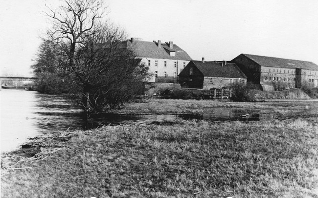 Die historische Aufnahme des Gutskomplexes in Milow zeigt von einer strategischen Stellung des Ortes an der Havel. Die Aufnahme wurde von Winfrid Ganzer zur Verfügung gestellt.