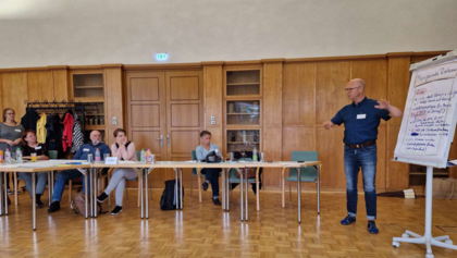 Blick in den Konferenzsaal mit Teilnehmern des Bürgerforums in Rathenow.