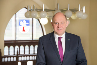 Landrat Roger Lewandowski im Foyer des Kreishauses.