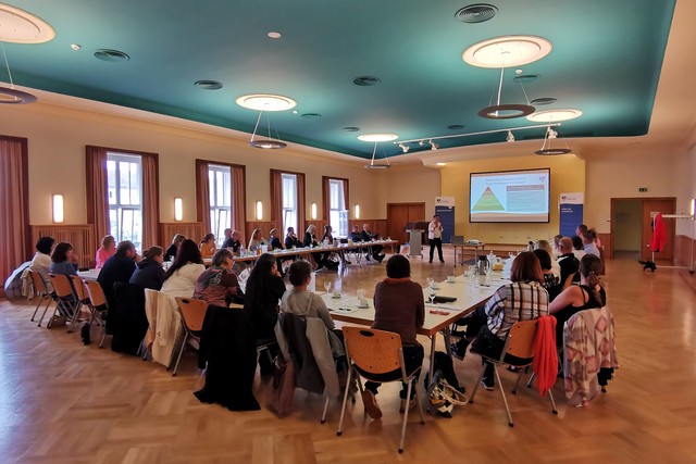 Blick in den Saal, in der die Veranstaltung stattfand - Klick öffnet Bildbetrachter