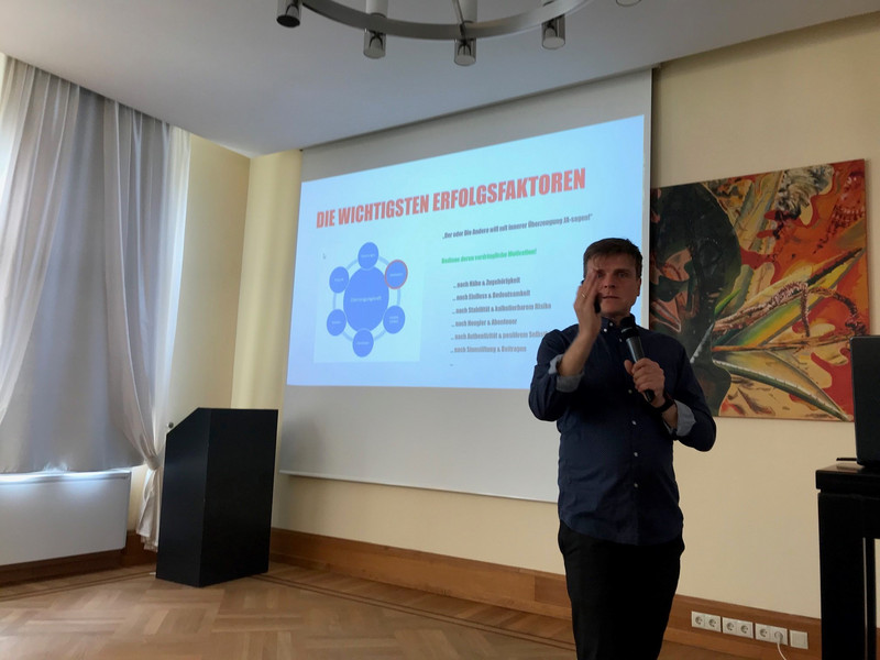 Klick öffnet Bildbetrachter; Mann vor einer Präsentation