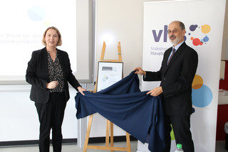 Elke Nermerich und Dr. Frank Dittmer enthüllen das mit einem Tuch verdeckte Zertifikat.