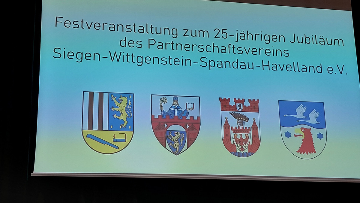 Klick öffnet Bildbetrachter; Präsentation auf Leinwand