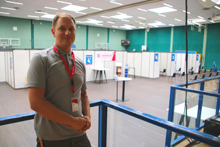 Bild vom Leiter des Impfzentrums Rathenow, im Hintergrund sind die IMpfkabinen zu sehen.