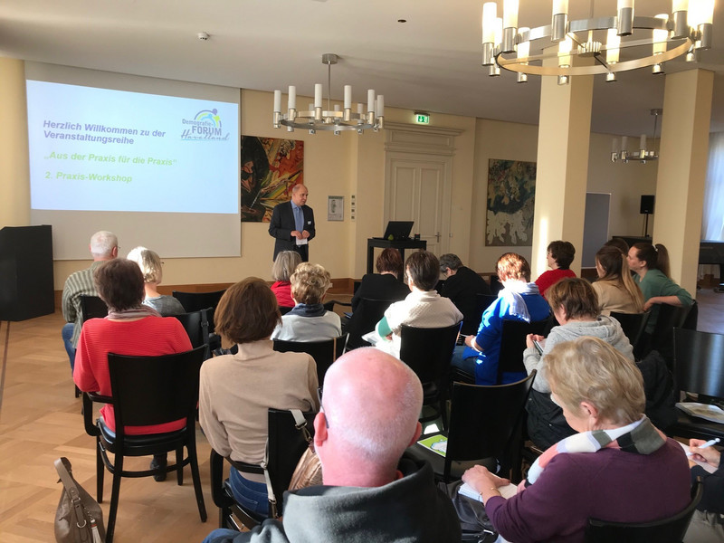 Klick öffnet Bildbetrachter; Landrat Lewandowski spricht vor einer Gruppe Menschen