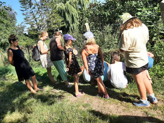 Klick öffnet Pressetext eine Gruppe von Kindern