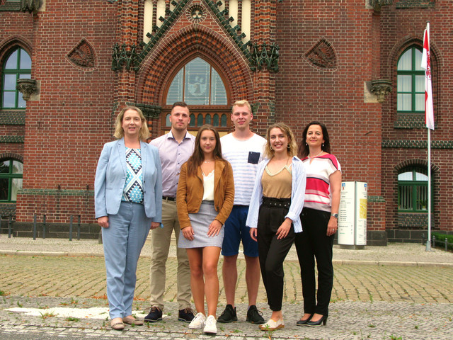 Dezernentin Elke Nermerich und Sachbearbeiterin Susanne Klaus begrüßten die neuen Auszubildenden in Rathenow.