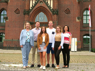 Dezernentin Elke Nermerich und Sachbearbeiterin Susanne Klaus begrüßten die neuen Auszubildenden in Rathenow.