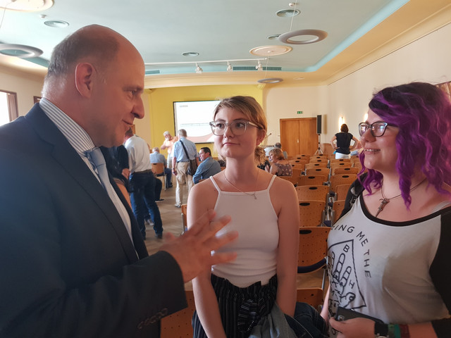 Auch Rike Timme und Denise Jäkel vom Kinder-Jugendparlament Rathenow waren zur Präsentation gekommen. Sie hatten zuvor schon stellvertretend für die Rathenower Schülerschaft ihre Wünsche und Ideen für das Buskonzept abgegeben.