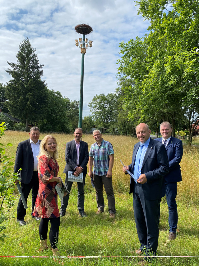 (v.l.n.r.) Ortsvorsteher Reiner Kühn, Projektinitiatorin Sylvia Gehrke, Projektorganisator René Schreiter, Verwaltungsmitarbeiter Jens Kroischke, Landrat Roger Lewandowski und Bürgermeister Holger Schreiber beim Besuch des Storchennests in Priort © Landkreis Havelland