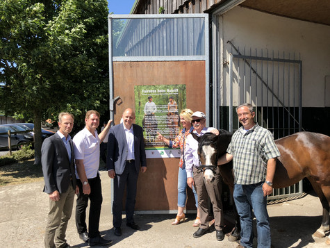 Landrat informiert sich auf dem Gestüt Krämerwald über ein erst jüngst gestartetes deutschlandweites Pilotprojekt unter dem Motto „Fairness beim Ausritt, schaffe dem Pferdesport Sympathien, keine Gegner“, ©Landkreis Havelland