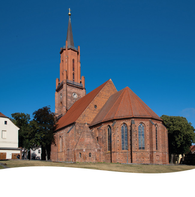 Der Freundeskreis der Sankt-Marien-Andreas-Kirche in Rathenow sammelte Spenden zum Wiederaufbau des Gotteshauses. Ein Höhepunkt war das Aufsetzen der Kirchturmspitze mittels Helikopter. Weithin ist dieses WAhrzeichen der Stadt seit rund 20 Jahren wieder zu sehen.